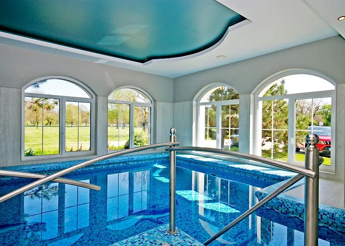 מלון Xavin Wellness & Restaurant 4*