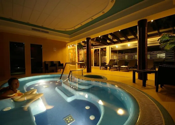 מלון Xavin Wellness & Restaurant 4*